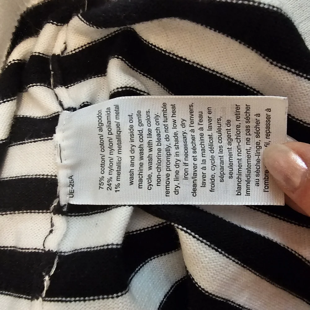 #060 TOMMY HILFIGER | White Black & Gold Striped Turtleneck Sweater - Medium - Picture 6 of 6